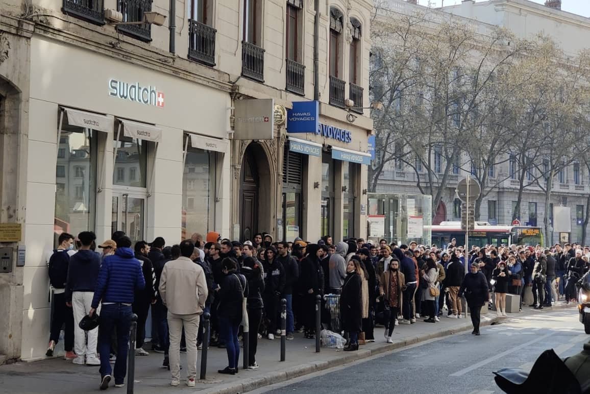 Foule importante et file d'attente compacte devant une boutique Swatch lors du lancement de la collection Royal Pop.
