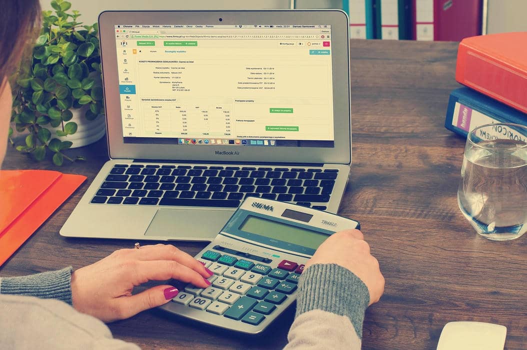 Facturation électronique 2026-2027 avec ordinateur, calculatrice et logiciel de comptabilité